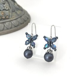 クラシカル フラワーモチーフ の ピアス ネイビー ブルー チェコガラス ビーズ 花 パール