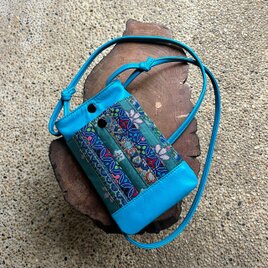 スマホポシェット（スカイブルーの革＋着物生地のパッチワーク）01014-32