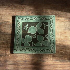 エンレイソウ板皿（織部）