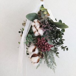 コットンフラワー＆バーガンディ色ベリーの冬のスワッグ