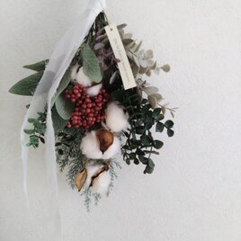 コットンフラワー＆赤いベリーの冬のスワッグ