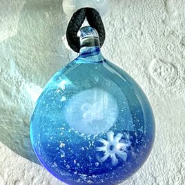 ガラスのクラゲネックレス