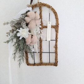 ウインドウフレーム（ナチュラル）に冬にぴったりなお花を添えて・・