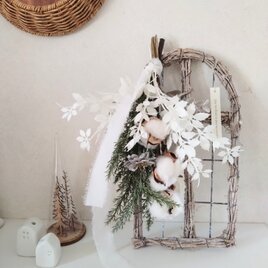 ウインドウフレーム（ホワイト）に冬にぴったりなお花を添えて・・