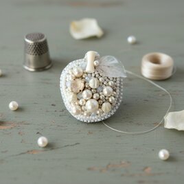 白いりんごのビーズ刺しゅうブローチ（K1237)