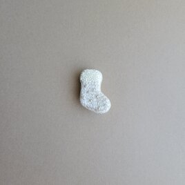 ちいさなクリスマスブーツのブローチ　しろ・右向き