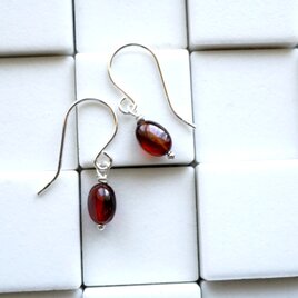 ヘソナイトガーネットのオヴァール型ピアス