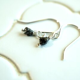 ブラックダイヤモンドの１粒ピアス