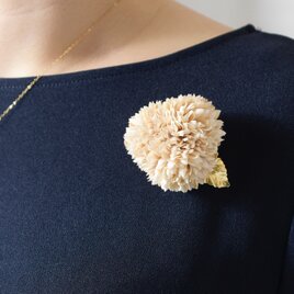 【コサージュ・ブローチ】こんもり咲いた花 アンティークやヴィンテージな真鍮の葉 アンティークピンクベージュ