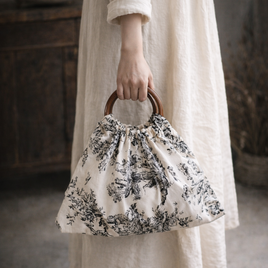 既製品じゃない、物語を持つバッグ。 トワルドジュイ × ウッドリング｜ラフで上品な一点もの