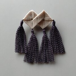 「ブローチエンドレスヨコ」（生成×ダークグレー）