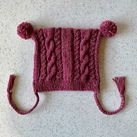 ケーブル編みのニットキャップ〈ラズベリー〉