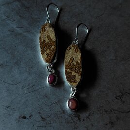 デンドライトライムストーンとルビーのシルバーピアス