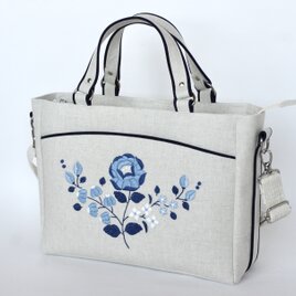 青い花刺繍のショルダーバッグ