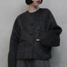 熟練の職人が一点一点手縫いで仕立て上げた、冬の特別なウールショートコート　251130-1