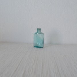 古いブルーガラス　小さな瓶　昔の薬瓶