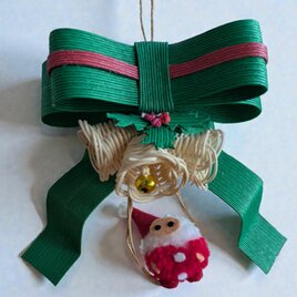 クリスマス限定♪ラタンの鈴とブランコに乗った小さなサンタのクラフトバンド製、温もりあふれる壁掛け　クリスマス飾り