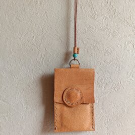 御守ケースネックレス　キャメル　ピッグスキンレザー