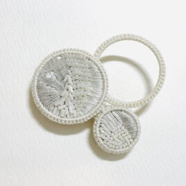 軽くて印象的な手刺繍のブローチ【えん ーenー】Lサイズ白　ホワイトb013