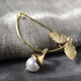 ドングリのブローチ［パール］