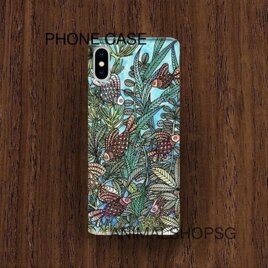 水辺に落ちた三つのきらめき──キンギョたちがそっと寄り添う背面iPhoneケース