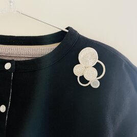 〔２個セット〕【印象に残るブローチ　ーenー】かろやかなつけ心地 LホワイトとSシルバーb012