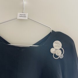 〔２個セット〕【印象に残るブローチ　ーenー】かろやかなつけ心地 LホワイトとSシルバーb012