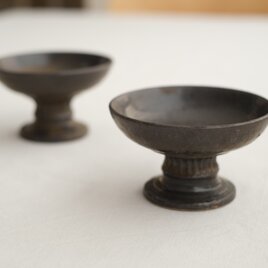 黒釉高台付鉢・小