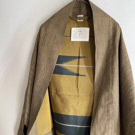 【1点もの】さんかく羽織 裏地・ブローチ付き -絹 着物 薄茶 & 絹 着物 辛子色 （ヴィンテージ） TRH703