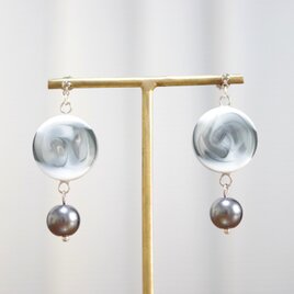 レジンアート　ラウンドモチーフとガラスパールのピアス〈つむじ風の夜〉