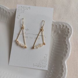 14kgf 淡水ケシパールの三角ピアス