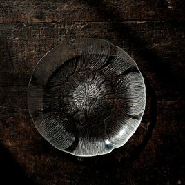 花の形状◆フランス産　アルコロックガラス中皿　丁寧な暮らし　プレスガラス　クリア　工芸品