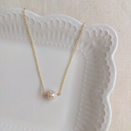 【 希少 】14kgf 優しいホワイトの ぽつぼこ１粒淡水パールネックレス