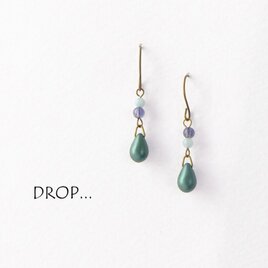 d111-A79【天然石アマゾナイトとアイオライト】と【マットグリーン】ドロップの濃緑のアレンジピアス（パーツ変更可能）