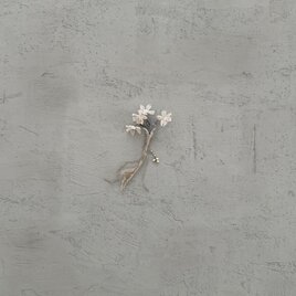 『 白ビーズと水仙 』