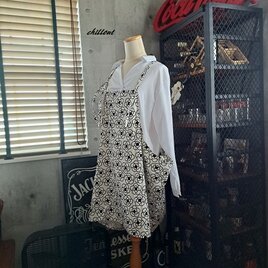 【背中がかわいい】エプロンドレス：モノトーンフラワー【0897】
