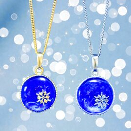 【星霜のしずく】　雪の結晶ネックレス　ウルトラマリン×スカイブルーオーロラ　金具の色が選べます