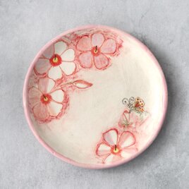 花模様と蝶絵の手描き皿(ピンク）