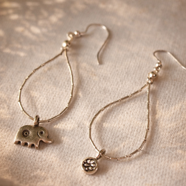 ほっと心が和む、アシンメトリーのチャームピアス。