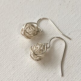 やさしい輝きが耳元でふわりと揺れる、カレンシルバーのワイヤーボールピアス。