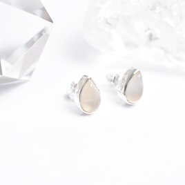 月のしずくムーンストーンのシルバースタッドピアス　シルバー925　天然石