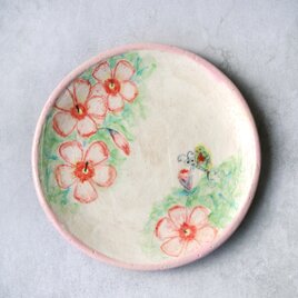 花模様と蝶絵の手描き皿（緑葉）
