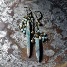 氷柱ジャスパーとたわわなアマゾナイト＆トルマリン、民族鈴のアンシメトリーピアス