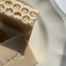 【人気No. 3】ハチミツ石鹸 Honey Soap 　ハンドメイド　蜂蜜　雑貨石鹸　ギフト　お祝い【1個】