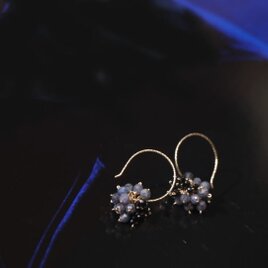 小さな房のフープピアス（ブルーサファイヤ・スピネル）