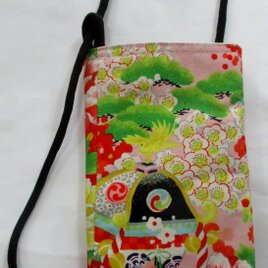 ８５５３　花柄の着物で作ったスマホポーチ