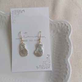 14kgf 大ぶり淡水ケシパールの花びらピアス