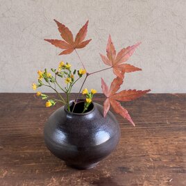 ｜黒泥土丸花入｜一輪挿し　ミニ花入　ミニミニ花瓶　ミニミニ花入　花入れ　小壺　フラワーベース　陶器　和陶器　黒泥土丸花入