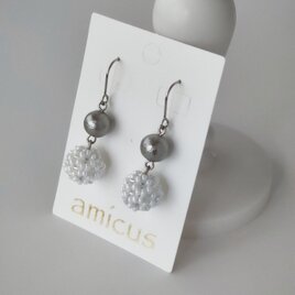 ビーズボールピアス(白×グレー)