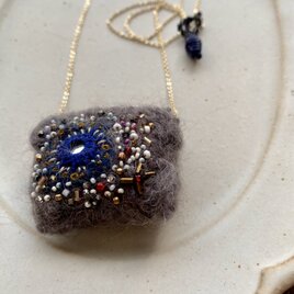 ウールとミラー刺繍のペンダント・チャコール